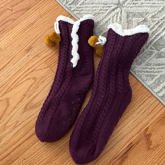 Cozy Purple Knit Slipper Socks with Pom Poms nwot - Picture 1 of 2